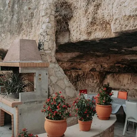Castle Rock Villa Coral Bay