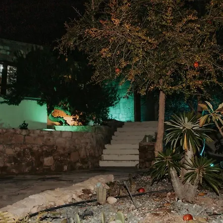 Villa Castle Rock Coral Bay